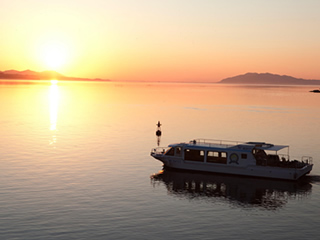 夕日に染まる宍道湖を進む宍道湖遊覧船
